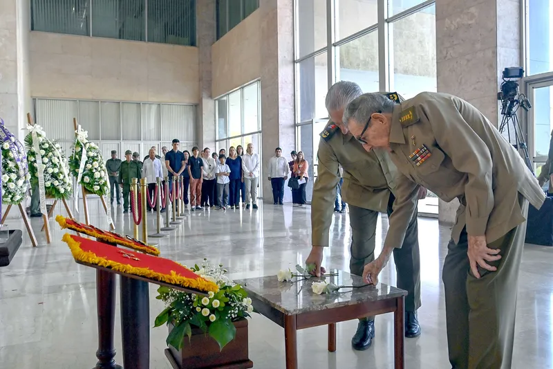Raúl y Díaz-Canel rindieron el primer homenaje al Comandante de la Revolución Ramiro Valdés Menéndez