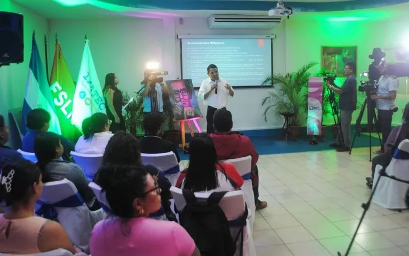 Jóvenes participan en Conversatorio Histórico de Carlos