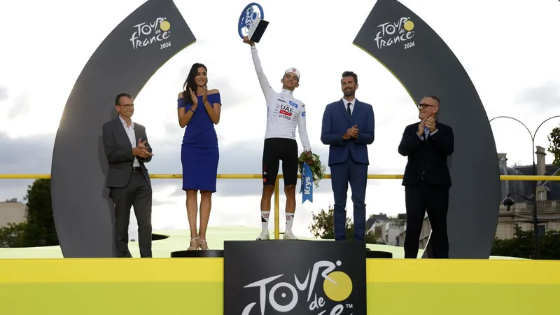 Histórico podio de Isaac del Toro en el Tour de France