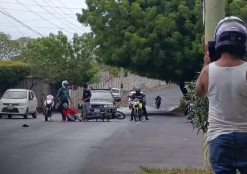 Caída de bidones de aceite en la vía causa múltiples accidentes al sur de la rotonda El Periodista