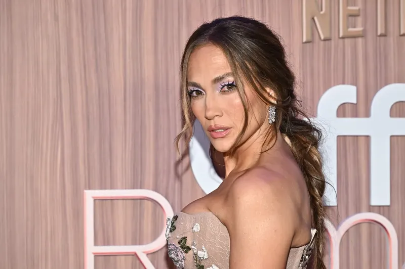 Jennifer Lopez mostró cómo luce sin maquillaje para promocionar su nuevo producto de cuidado de la piel