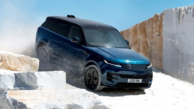 El SUV 4x4 más icónico de esta prestigiosa marca británica cuenta por primera vez con una versión 100% eléctrica que es más potente que el SV