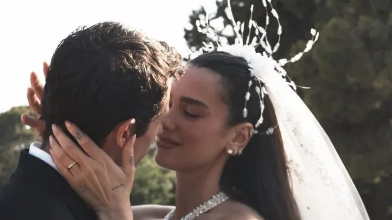 Dua Lipa revela por primera vez su vestido de novia hecho a la medida por Chanel