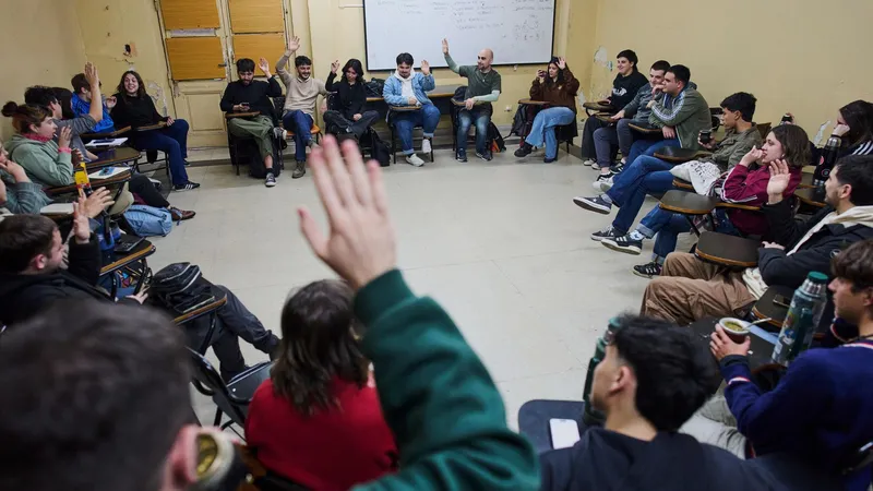 El endeudamiento de los jóvenes en Argentina pone en aprietos al Gobierno de Milei
