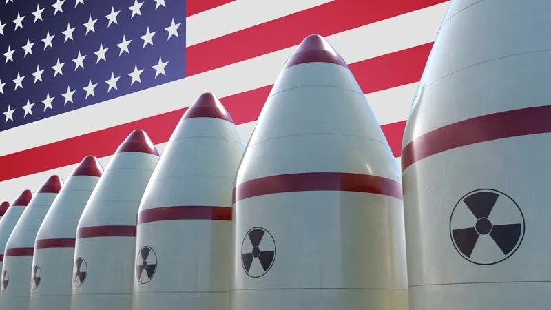 "Seríamos tontos si pensamos que no podría ocurrir": Exasesor de Trump explica a Tucker Carlson posible escenario nuclear contra Irán