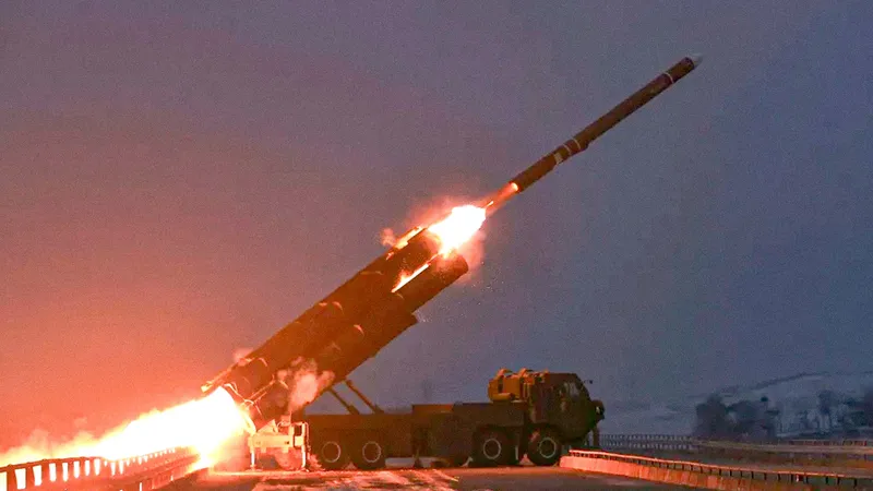 Corea desarrolla misil con inteligencia artificial capaz de modificar su trayectoria