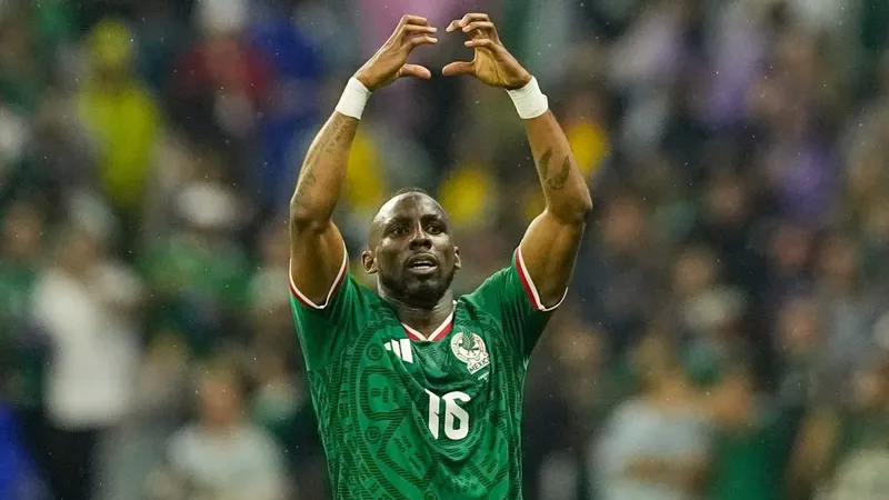 Julián Quiñones presume su Bota de Oro en Arabia pero le amargan la fiesta con derrota