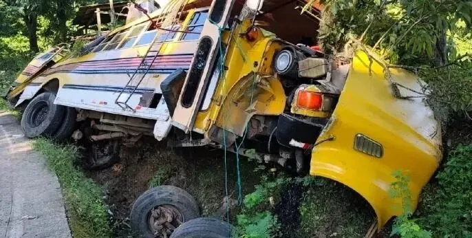 Río Blanco: bus sin frenos cae a cauce y deja 10 lesionados