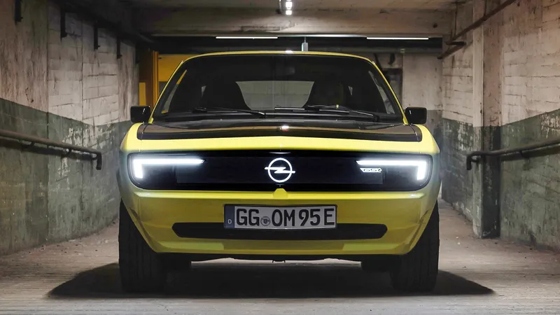 Tras el éxito arrollador del Renault 5 eléctrico, Opel aprende cuál es el camino para sus ‘iconos de diseño’