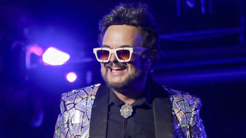 Aleks Syntek se despide de México y revela el origen de su molestia durante concierto