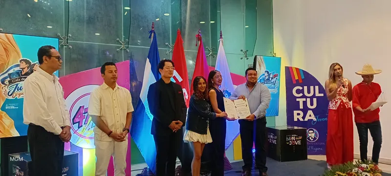 Jóvenes se certifican en oratoria e inteligencia artificial en Nicaragua