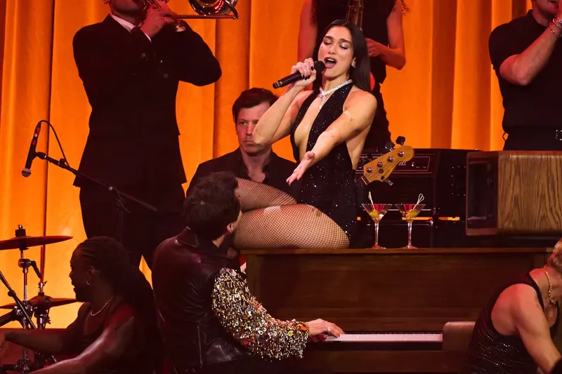 Dua Lipa sorprende en su nuevo álbum en vivo: incluye “Oye mi amor” con Fher de Maná