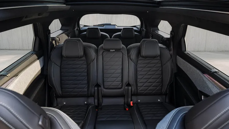 Si tienes una familia ‘muy exigente’, este SUV eléctrico de Peugeot ofrece 7 plazas y hasta 504 km de autonomía; no se puede pedir más