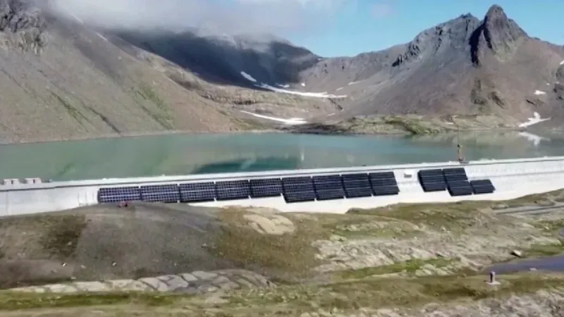 La planta solar más insólita de Suiza está en los Alpes y funciona mejor cuando llega el invierno