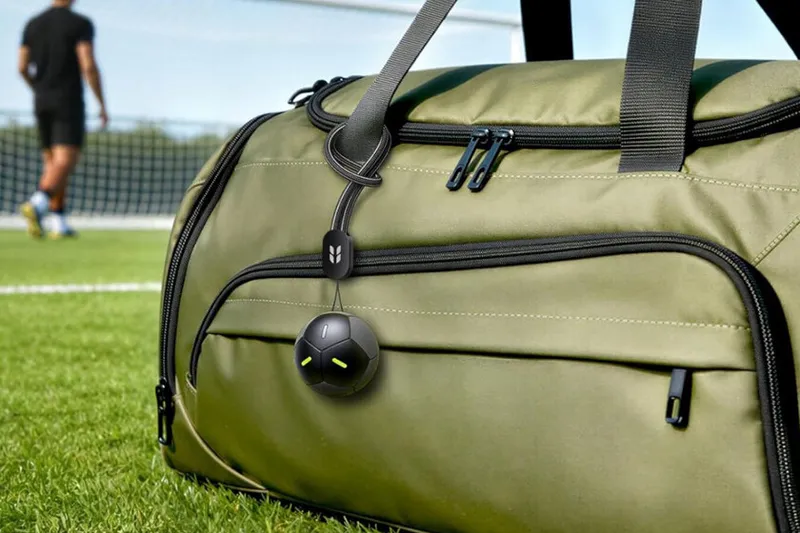 Cuesta la mitad que un AirTag y su batería dura hasta siete años: así es el nuevo localizador Ugreen con forma de balón de fútbol