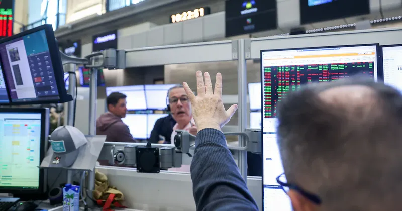 Wall Street cae mientras el repunte de rendimientos de bonos amenaza el rally de las acciones