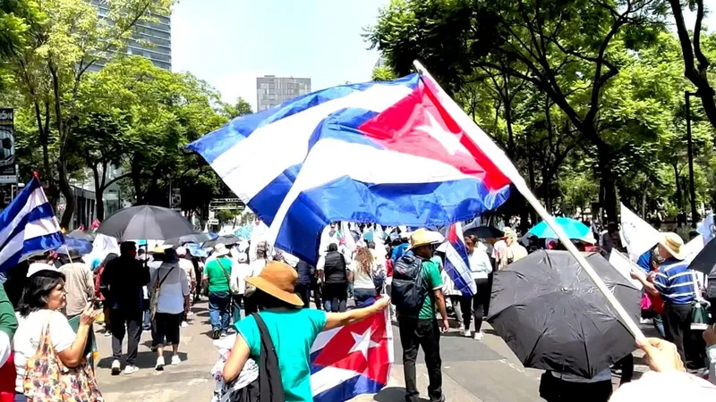 México marcha de la mano de Cuba: "El bloqueo de EEUU es una cobardía"