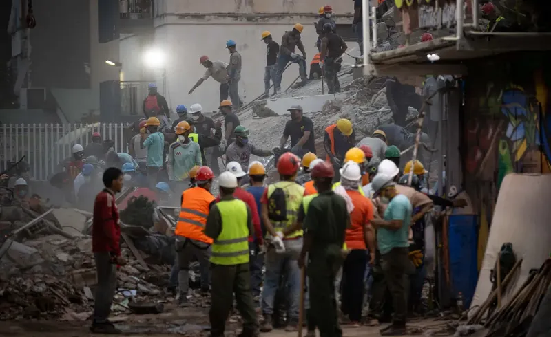 Rescatistas salvan a mujer de 80 años luego de tres días bajo escombros en Venezuela