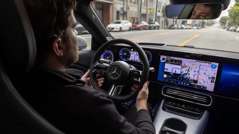Mercedes cambia el rumbo del coche autónomo: así funciona su nuevo sistema para conducir por ciudad sin tocar el volante