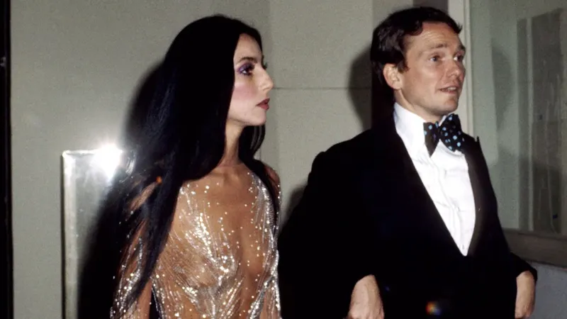 De los 'naked dresses' al glamour disco: los 'looks' de Cher que hicieron historia