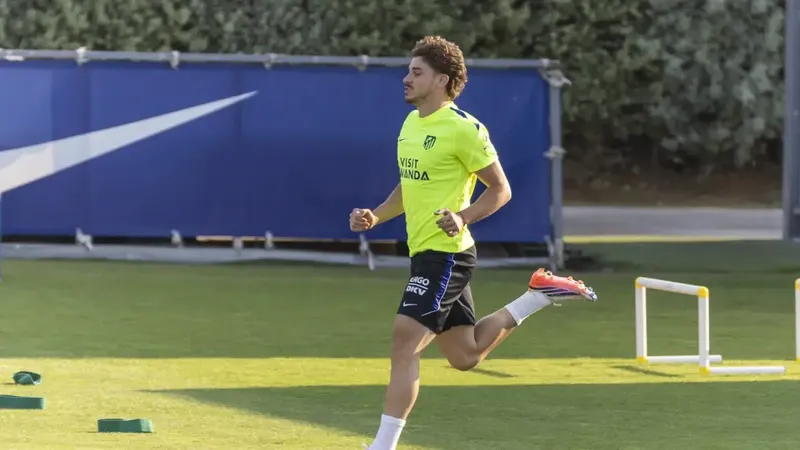 Julián trabaja con normalidad en una sesión en la que fue el único delantero del Cholo