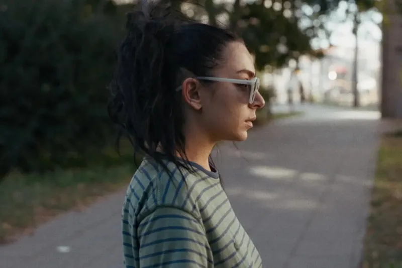 No deberías estar con nadie si no explota un volcán al veros. O eso es lo que nos dice Charli XCX en esta película tan apañada como insuficiente