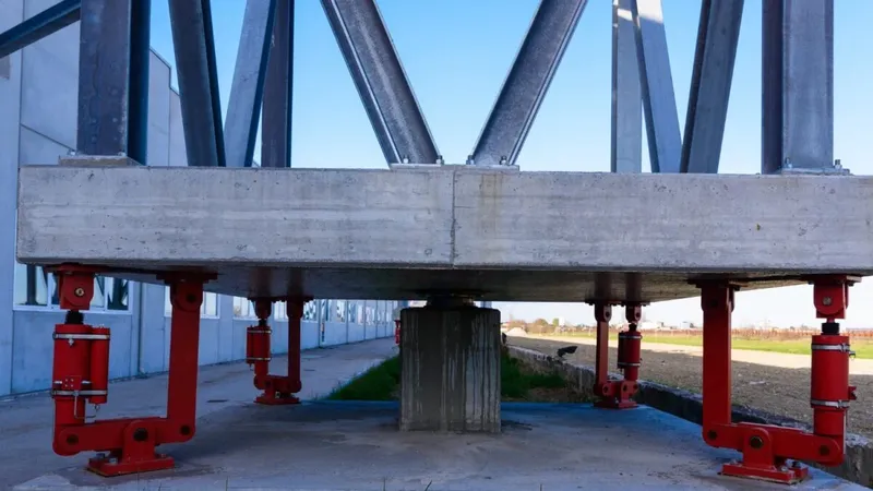 Un ingeniero patentó un amortiguador antisísmico que no necesita electricidad para funcionar: son miles de bolitas de acero rozando entre sí