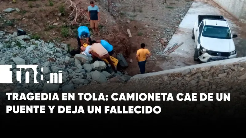 Un muerto y varias personas lesionadas tras el vuelco de una camioneta en Tola,...