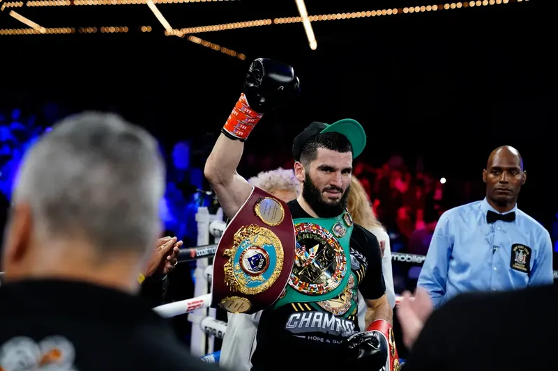 Artur Beterbiev arremete contra David Benavídez y cuestiona algunos de sus triunfos