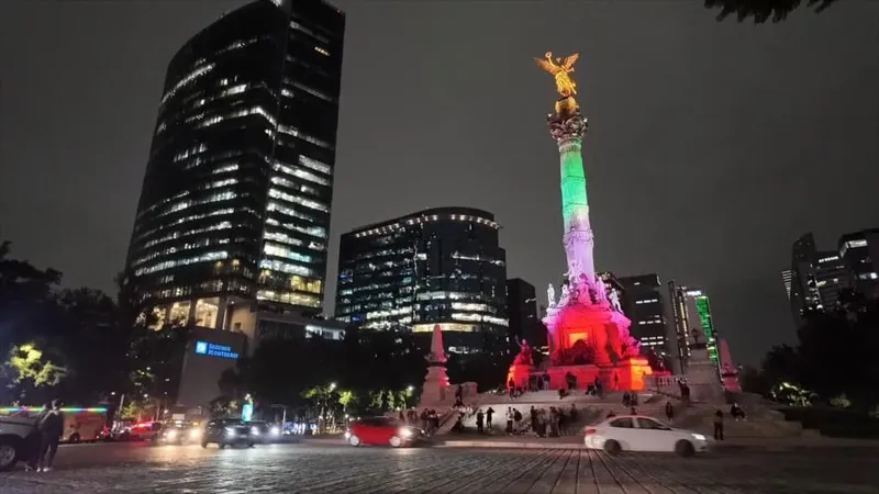 México ilumina sus monumentos en homenaje a Teherán