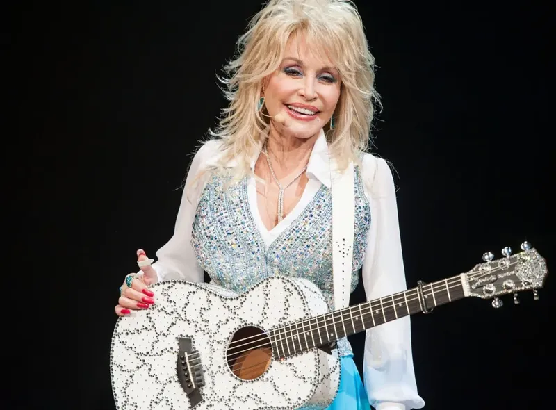 Dolly Parton será homenajeada con DOLLYFEST en 2027