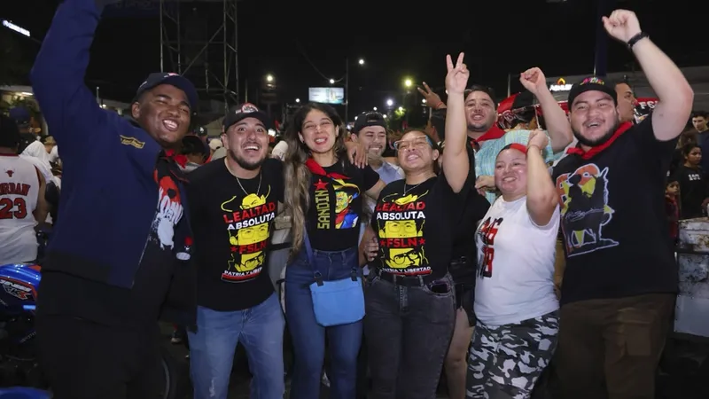 Plaza de las Victorias reúne a miles de familias en vigilia del 47 aniversario de la Revolución