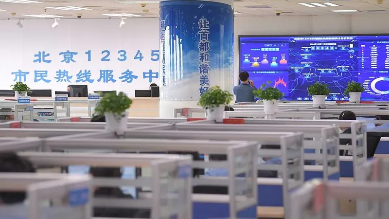Los residentes de Beijing comparten sus experiencias personales con la línea directa 12345