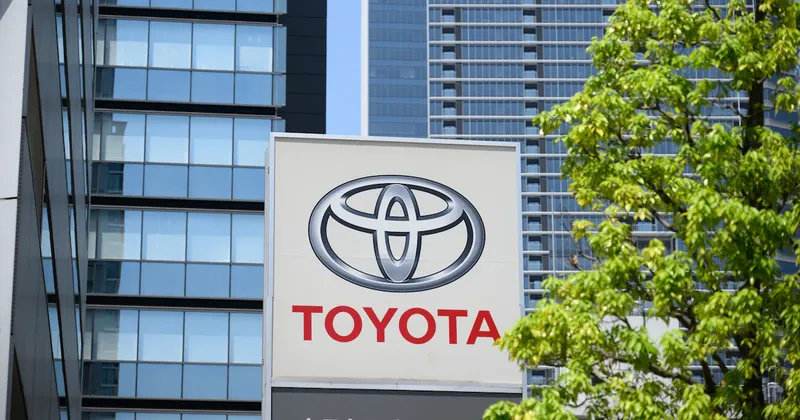 Ventas de Toyota caen 23% en China ante competencia de fabricantes de vehículos eléctricos