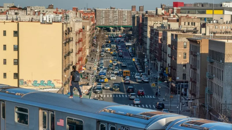 Muere adolescente y otro queda grave tras ‘surfear sobre el metro’ en Nueva York