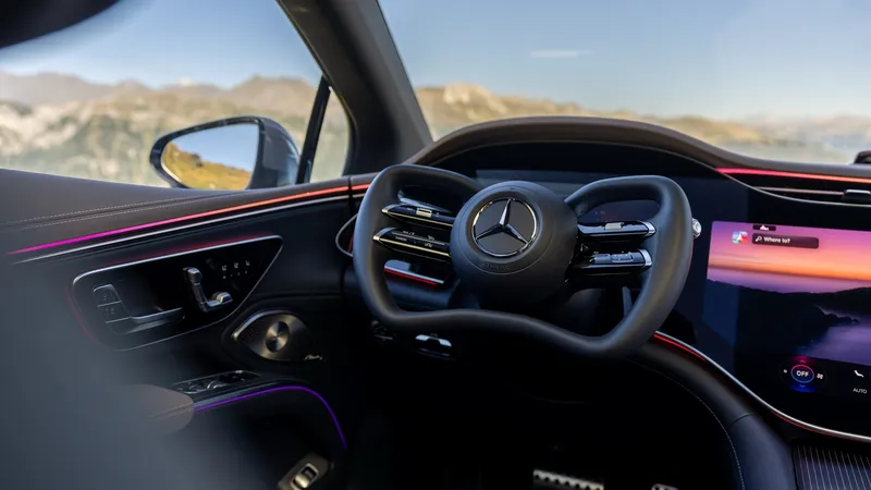 La dirección más moderna del mundo cuesta 2.975 €, la monta un coche eléctrico de Mercedes y le falta medio volante