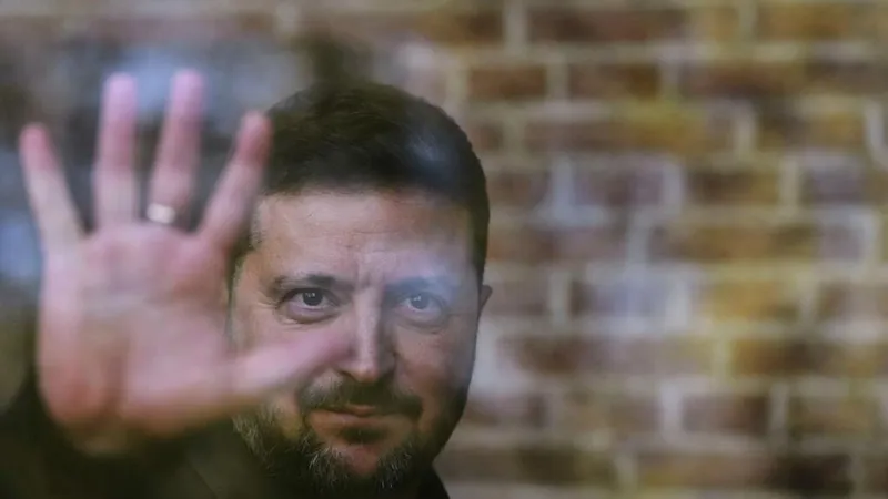 Zelenski se prepara para otros dos o tres años de guerra, pero enfrenta crisis interna, según los medios