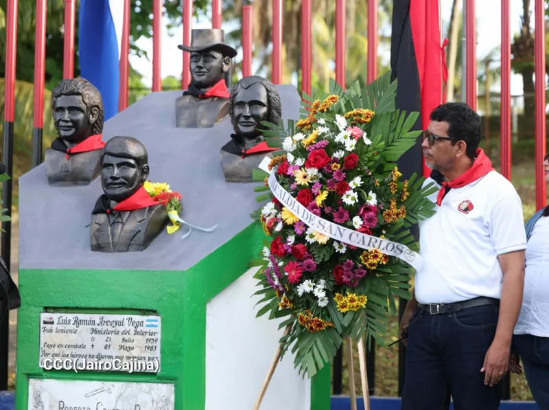 Diana y ofrenda floral recuerdan los 49 años de la gesta heróica en San Carlos