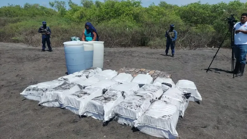 Incautan casi media tonelada de cocaína tras persecución marítima en Villa El Carmen