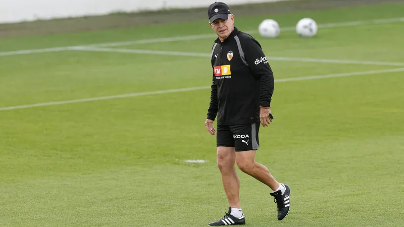 Javier Aguirre se aferra a la Copa del Rey para levantar al Valencia