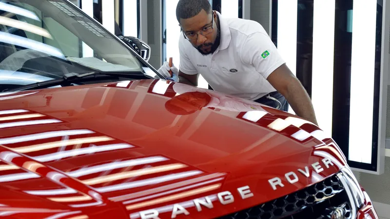 Jaguar-Land Rover anuncia un plan para recortar 4.000 puestos de trabajo tras perder 230.000.000 € en un solo año