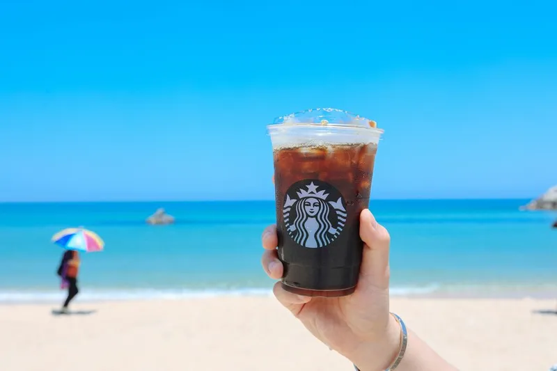 Beber café en verano: ¿deshidrata o es una opción saludable para hidratarnos? Esto es lo que tienes que saber