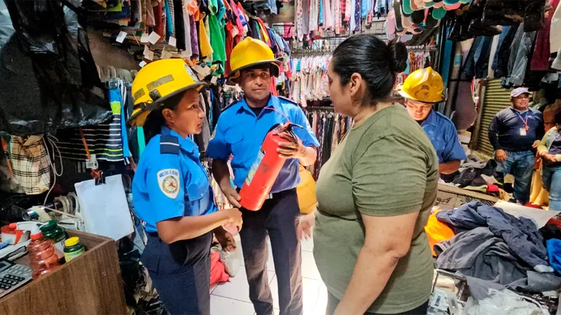 Bomberos inspeccionan rutas de evacuación y sistemas eléctricos en el Mercado Iván Montenegro en Managua