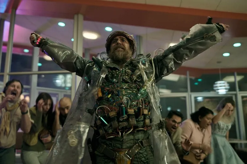 Es una comedia de ciencia ficción con viajes en el tiempo del director de Piratas del Caribe y puedes verla en streaming
