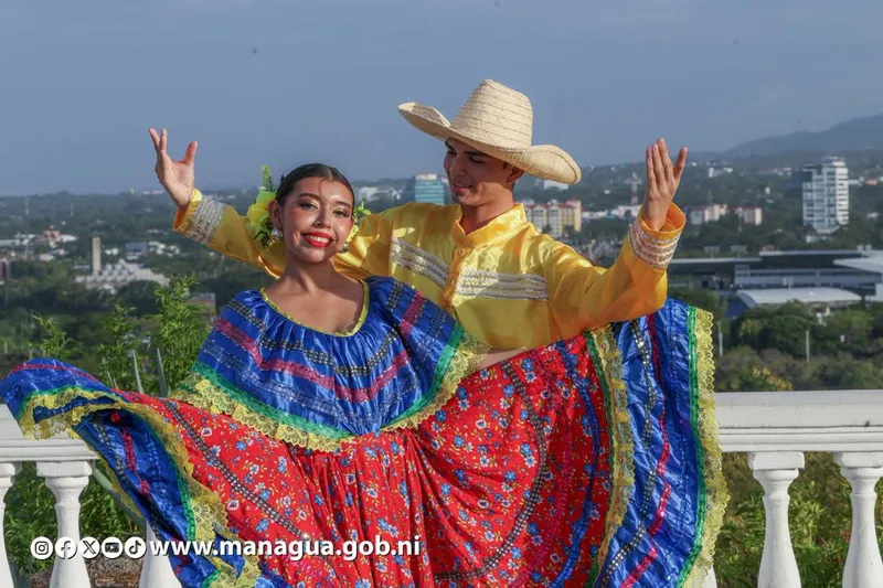 Familias disfrutan de festival cultural saludando a la patria