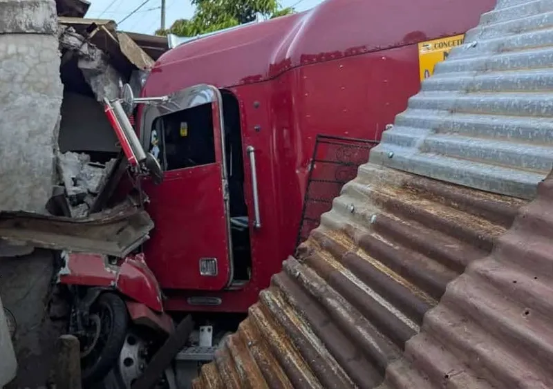 Rastra sin frenos destruye tres viviendas en la Carretera Sur sin víctimas que lamentar