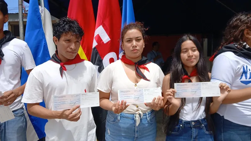 Más estudiantes de Carazo reciben becas pueblo presidente