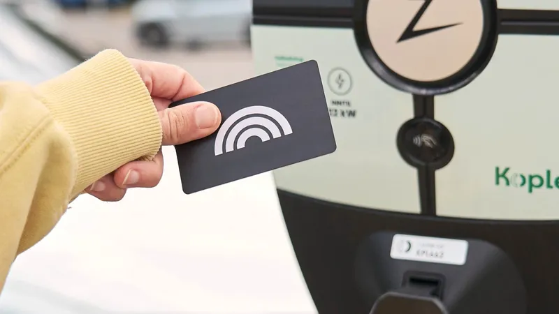 Plugsurfing: así funciona la app que quiere acabar con el gran problema de cargar un coche eléctrico
