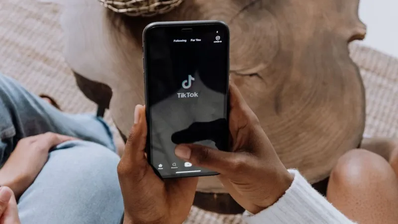 TikTok ya no solo tiene videos hechos con IA: un estudio dice que más de la mitad de lo que ve una cuenta nueva es “basura artificial”