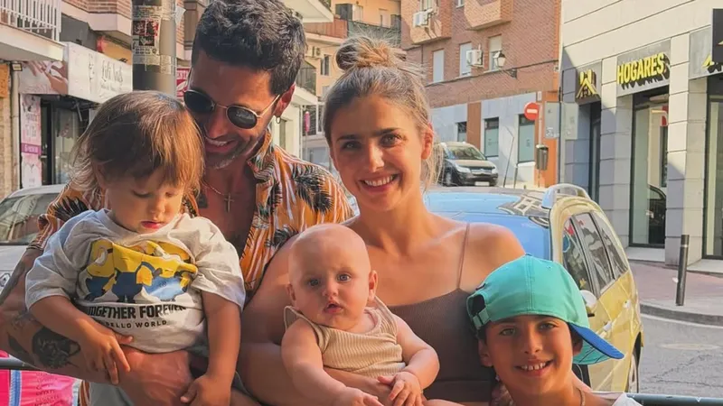 Matías Novoa abraza la paternidad al regresar a Madrid con Michelle Renaud y sus hijos: ‘Amor infinito’